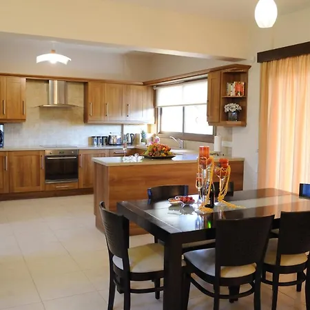 Three Bedroom With Private Pool And Landscaped Garden Close To The ヴィラ *