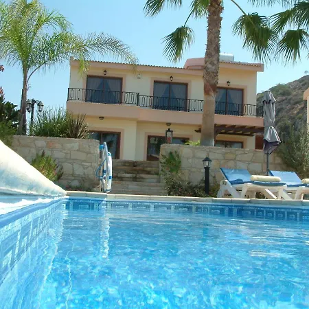 Three Bedroom With Private Pool And Landscaped Garden Close To The Villa *