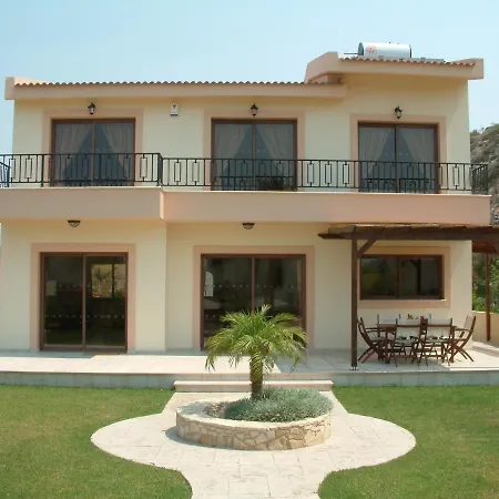 Three Bedroom With Private Pool And Landscaped Garden Close To The Villa *