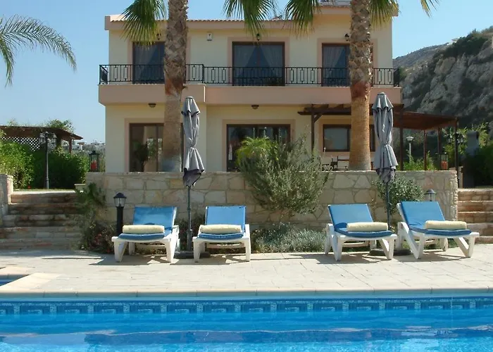 Three Bedroom With Private Pool And Landscaped Garden Close To The Villa Pissoúri