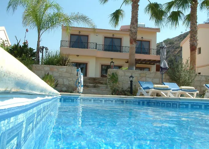 Three Bedroom With Private Pool And Landscaped Garden Close To The Villa *