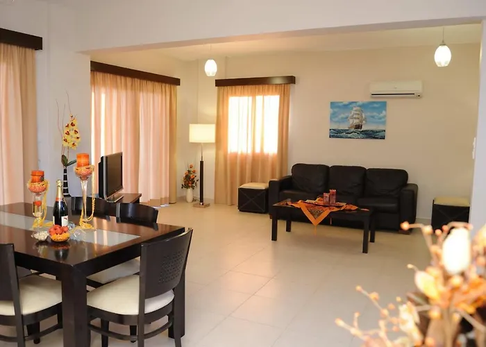 Three Bedroom With Private Pool And Landscaped Garden Close To The * Pissoúri