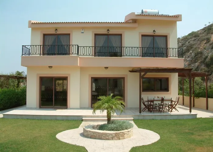 Three Bedroom With Private Pool And Landscaped Garden Close To The Villa *