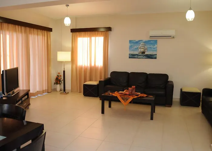 Three Bedroom With Private Pool And Landscaped Garden Close To The Pissoúri