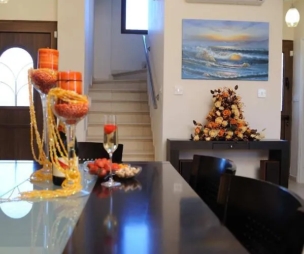 Three Bedroom With Private Pool And Landscaped Garden Close To The Villa *